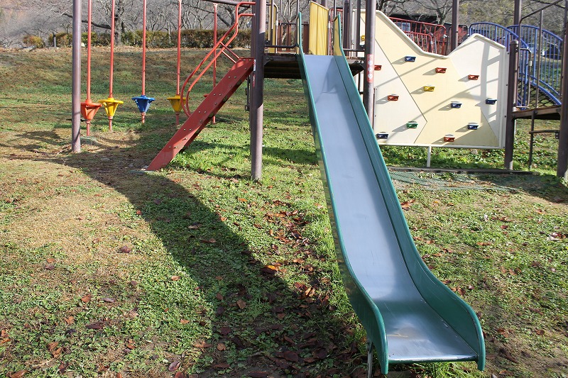 サクラケアパーク、複合遊具の滑り台