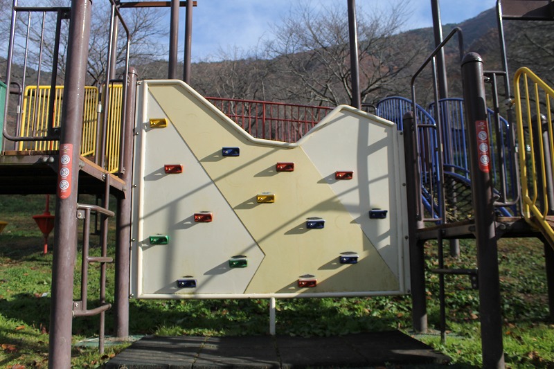 サクラケアパーク、複合遊具のボルダリング