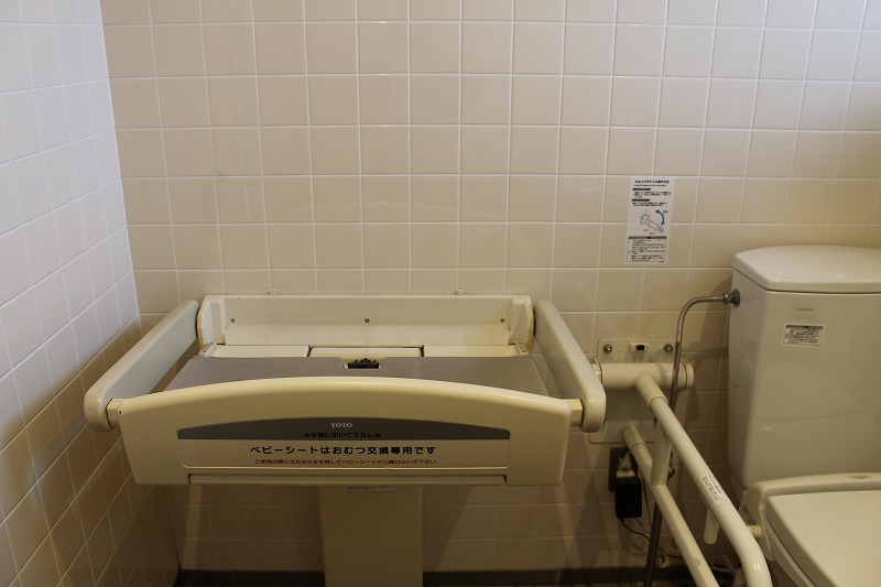 サクラケアパーク、P2の多目的トイレ、オムツ交換台