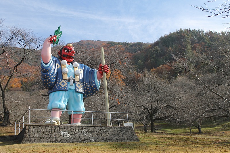 天狗伝説にちなんで建てられた天狗像