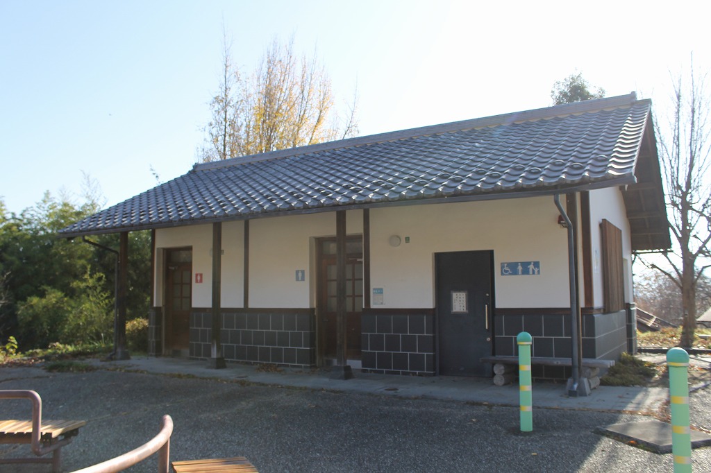 稲荷山公園、トイレ棟の外観