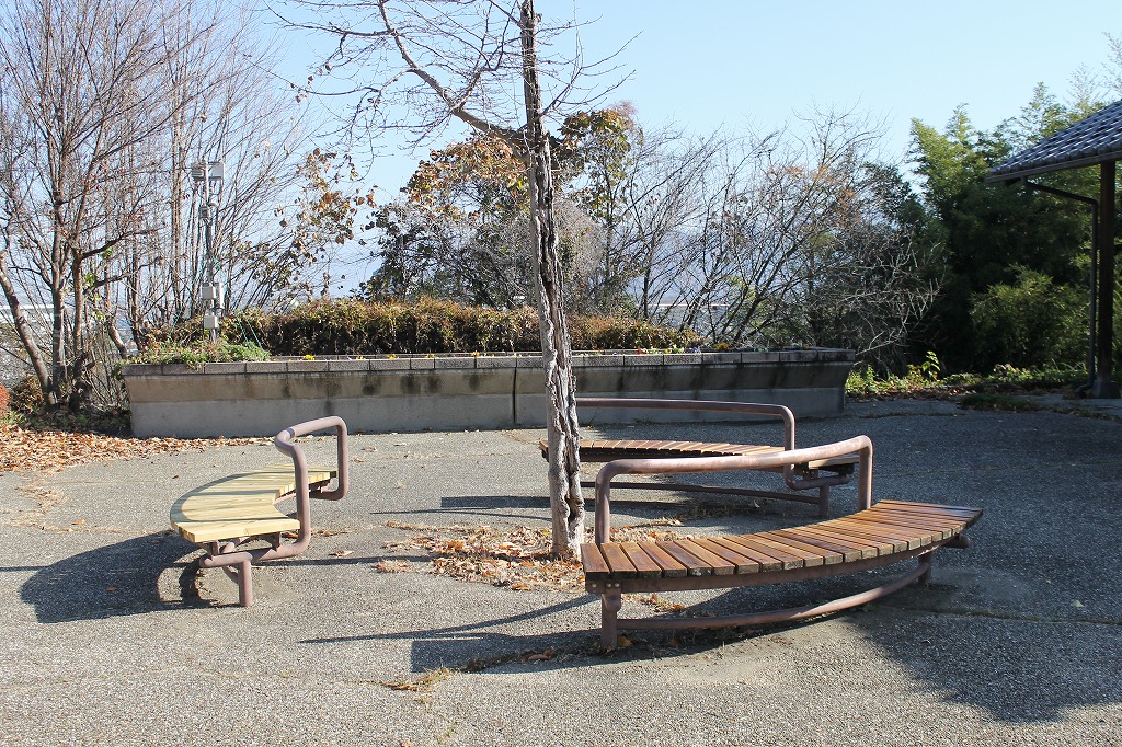 稲荷山公園、駐車場近くのベンチ