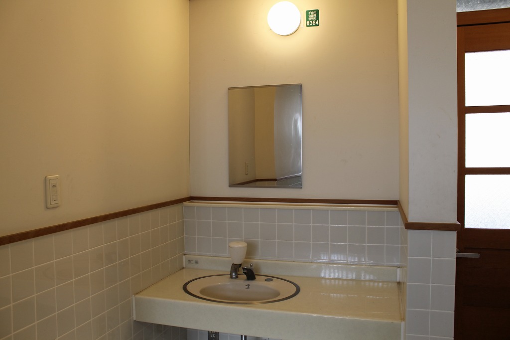 稲荷山公園、多目的トレイの手洗い場