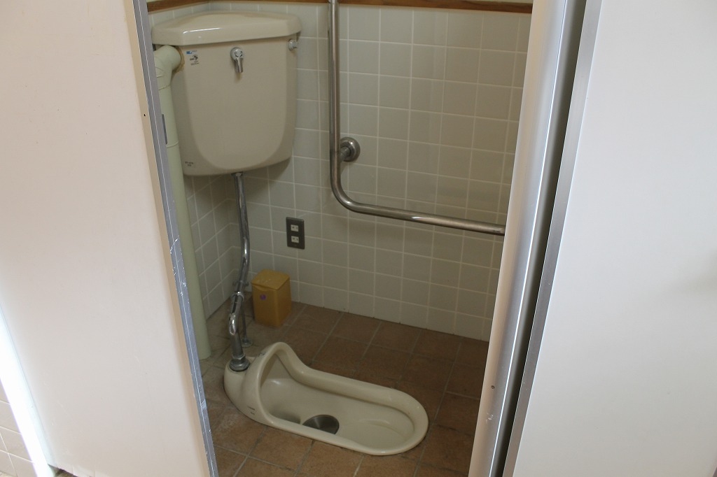 稲荷山公園の女性トイレ、和式