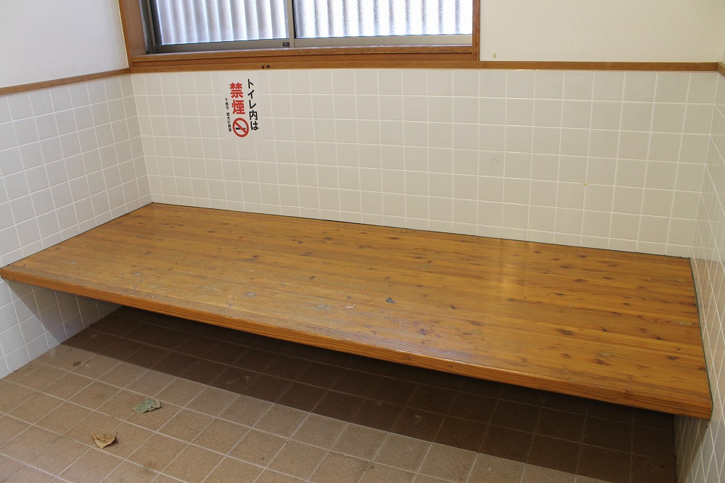 稲荷山公園、多目的トイレのベッド