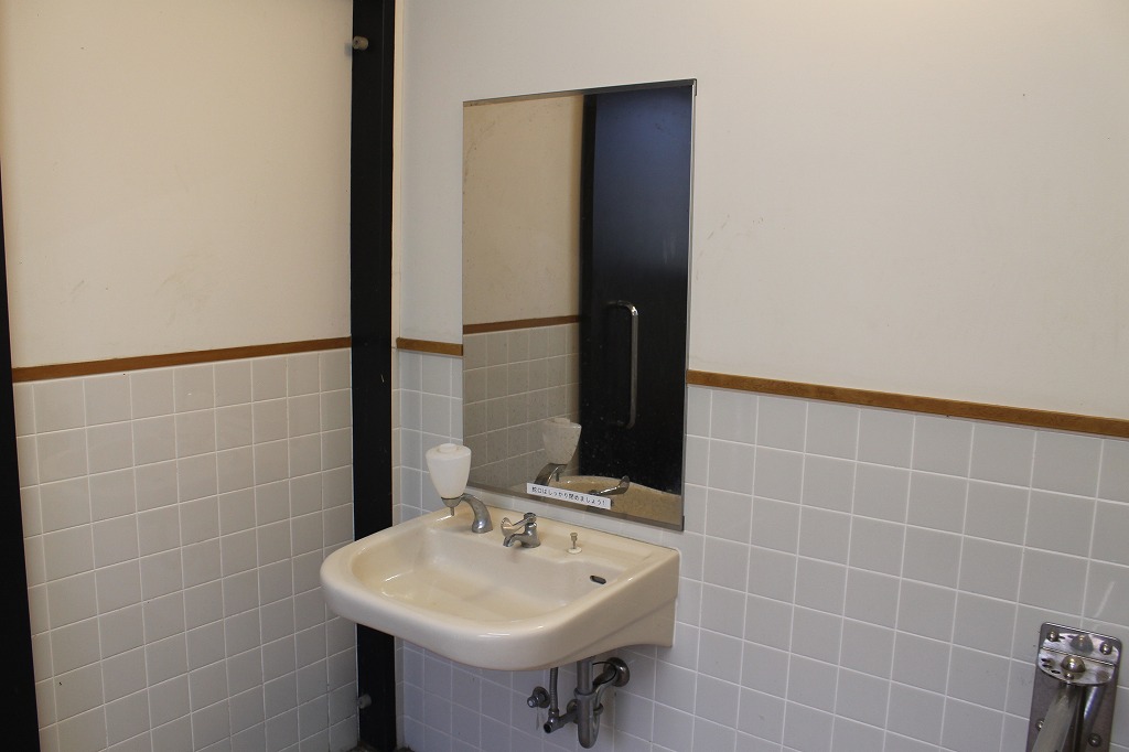 稲荷山公園、女性トイレの手洗い場