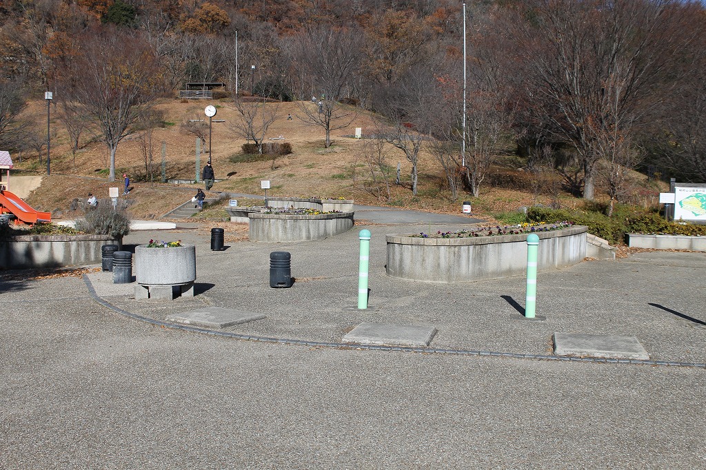 駐車場から公園へのアクセス