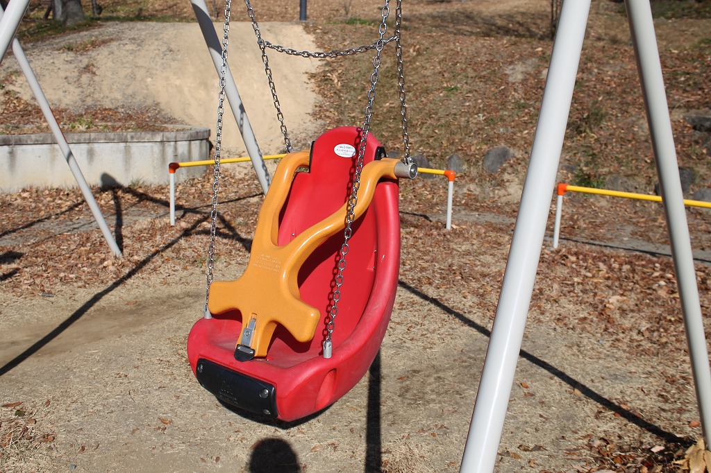 稲荷山公園のブランコの特殊な姿勢保持