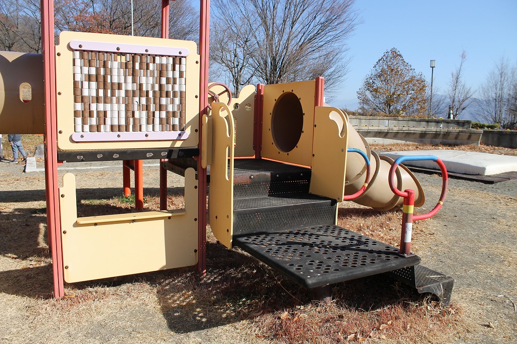 稲荷山公園、複合遊具の裏