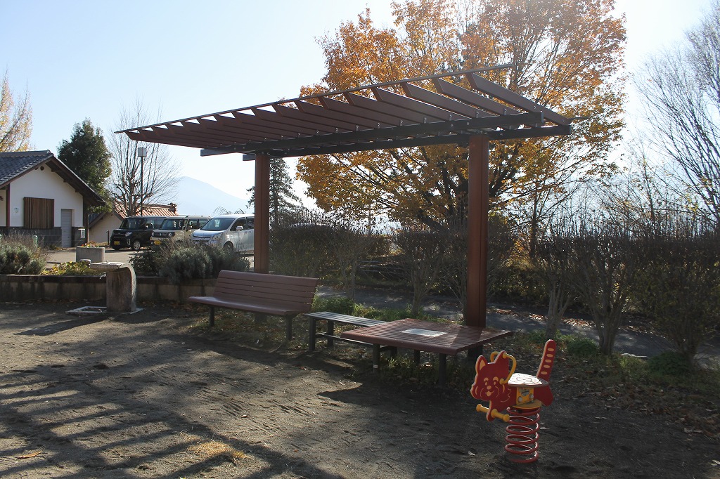 屋根付きのベンチ