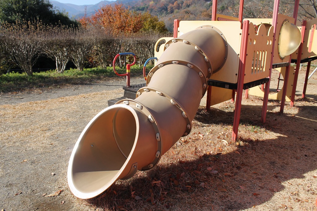 稲荷山公園、トンネル型の滑り台