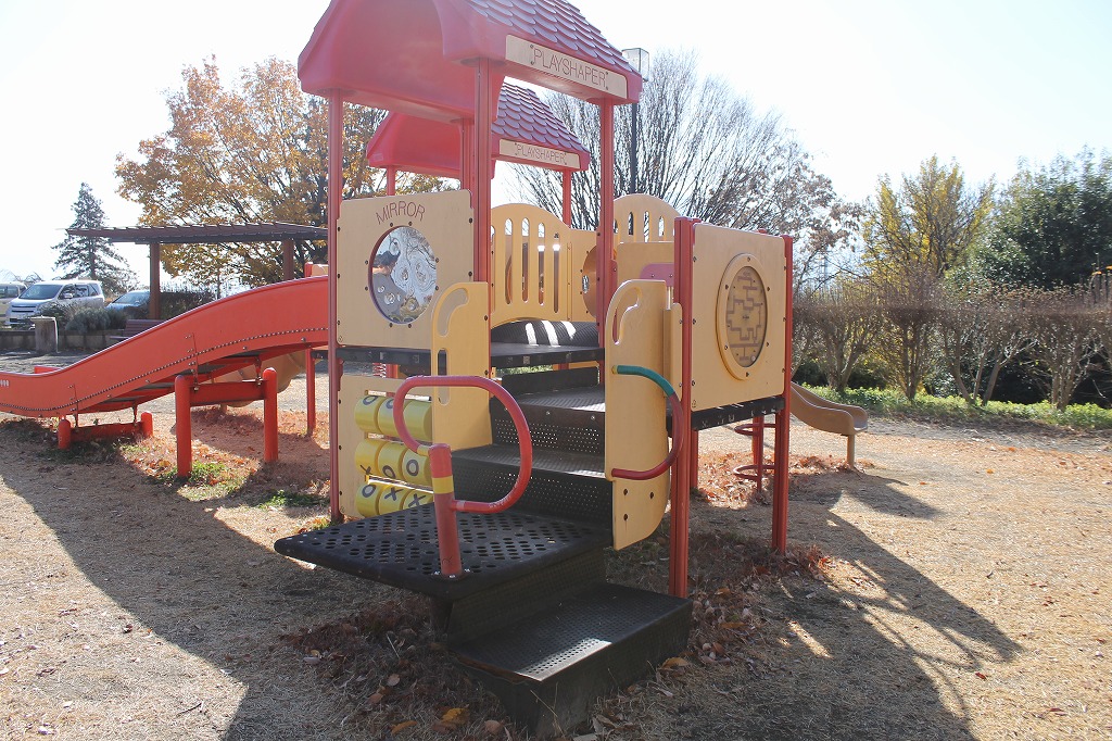 複合遊具を後ろからみたところ、稲荷山公園