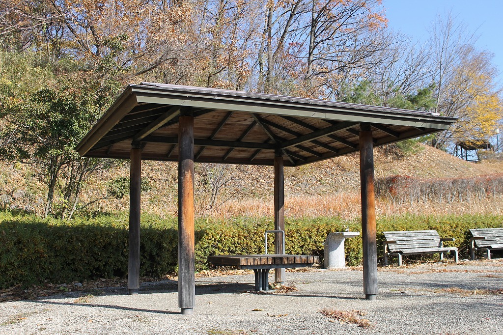 屋根付きの休憩場、稲荷山公園