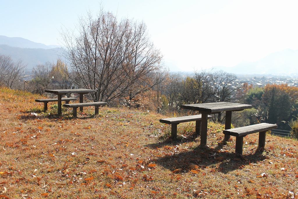 丘の上にもベンチとテーブル