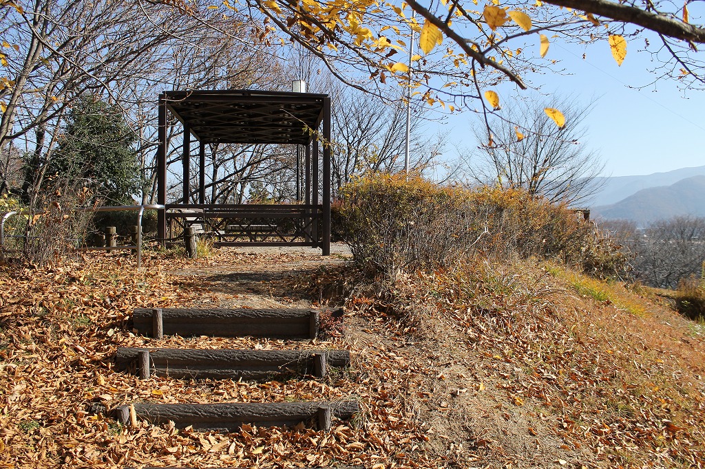 展望デッキへの階段、稲荷山公園