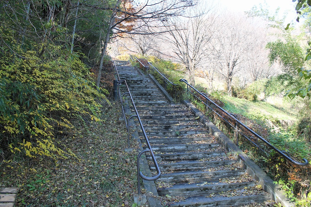 稲荷山公園に続く階段