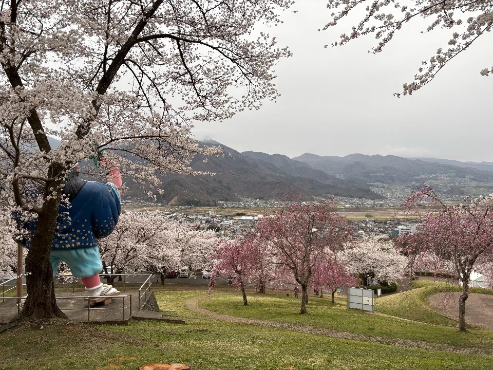 サクラケアパーク、桜と天狗像