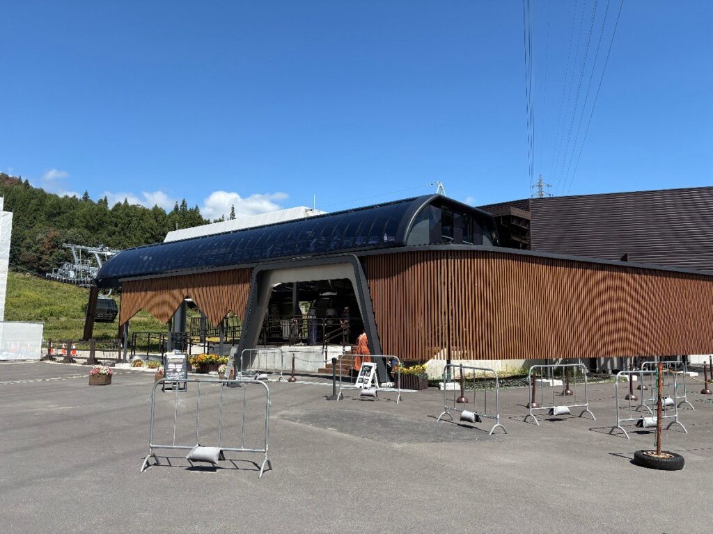 白馬マウンテンハーバーのゴンドラ乗り場の外観