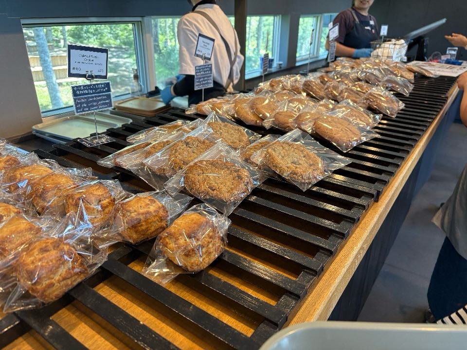 THE BAKERYのクッキーを選んでいるところ