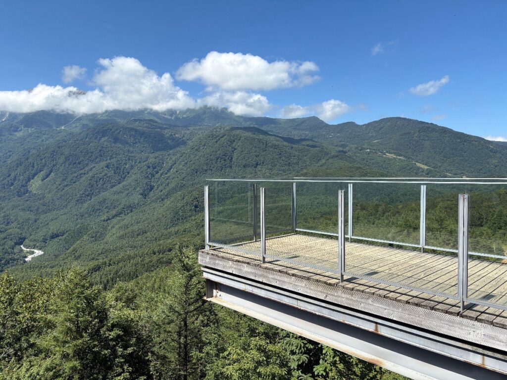 白馬マウンテンハーバーの絶景テラスの様子