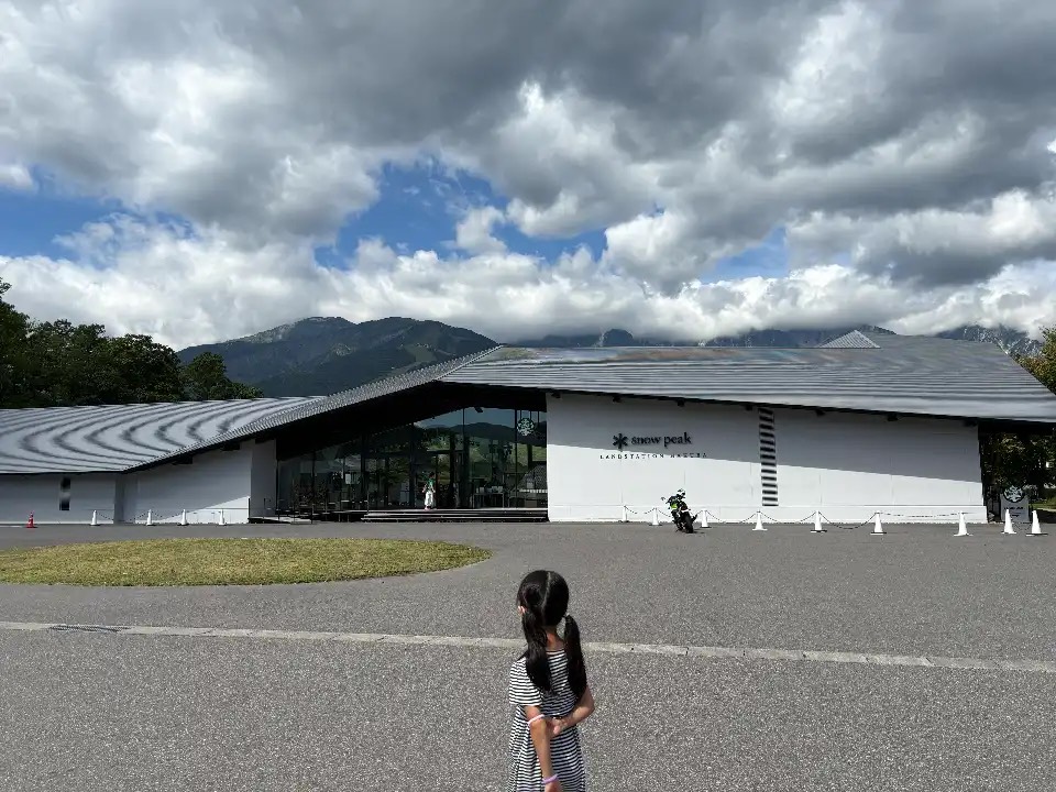 スノーピークランドステーションの前に立つ子ども