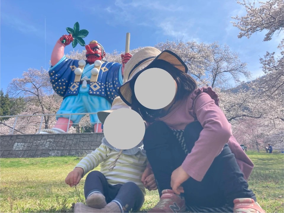 サクラケアパーク、天狗像と写真を撮る