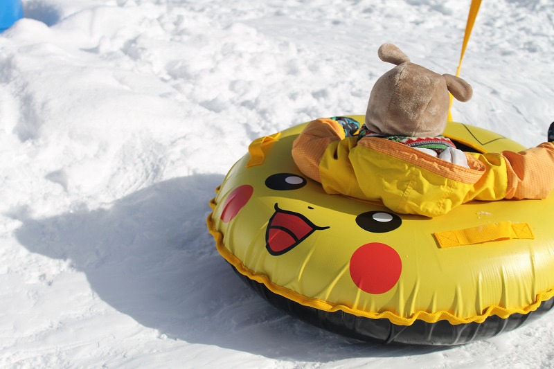 スノーチュービングで滑るための輪がピカチュウ仕様