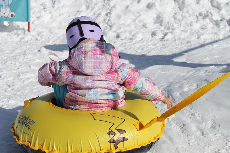 ポケモンスノーアドベンチャーの自動牽引マシンで遊ぶ子ども