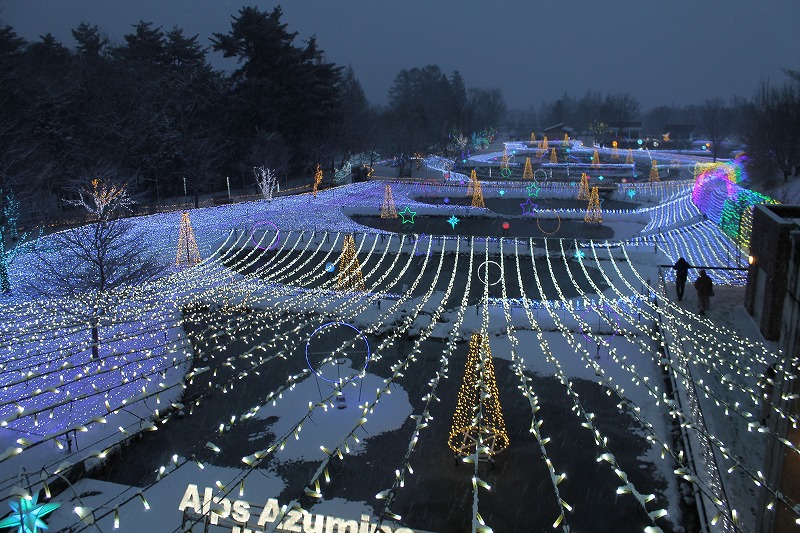 国営アルプスあづみの公園の天の川銀河の点灯の様子