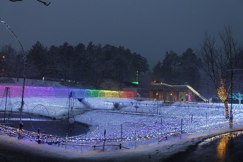 国営アルプスあづみの公園のオーロラの道を遠くから見たところ