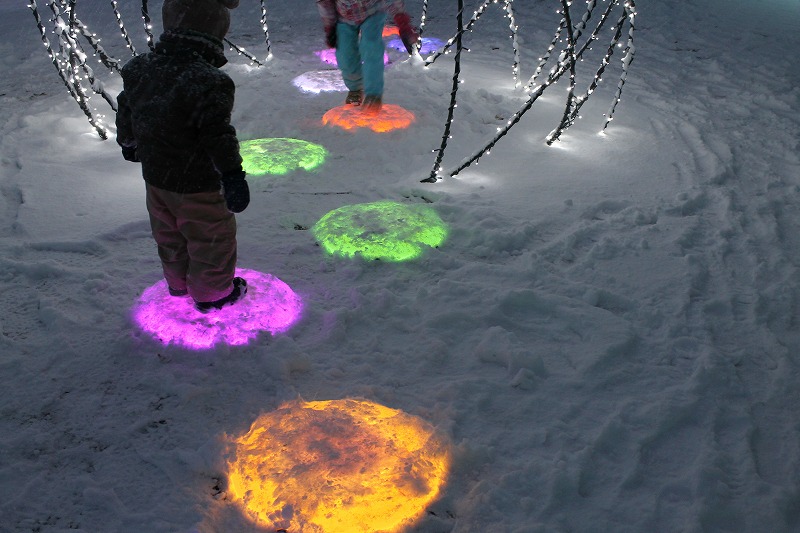 国営アルプスあづみの公園の仕掛けのあるイルミネづションで遊ぶ子ども