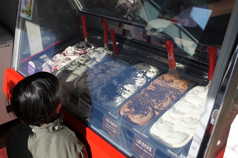 ジェラートショップラパンエレガントで注文する子ども