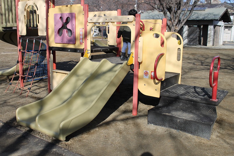 上山田中央公園の複合遊具の滑り台