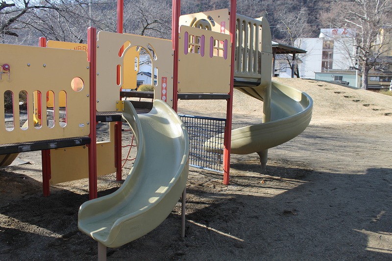 上山田中央公園の複合遊具の滑り台