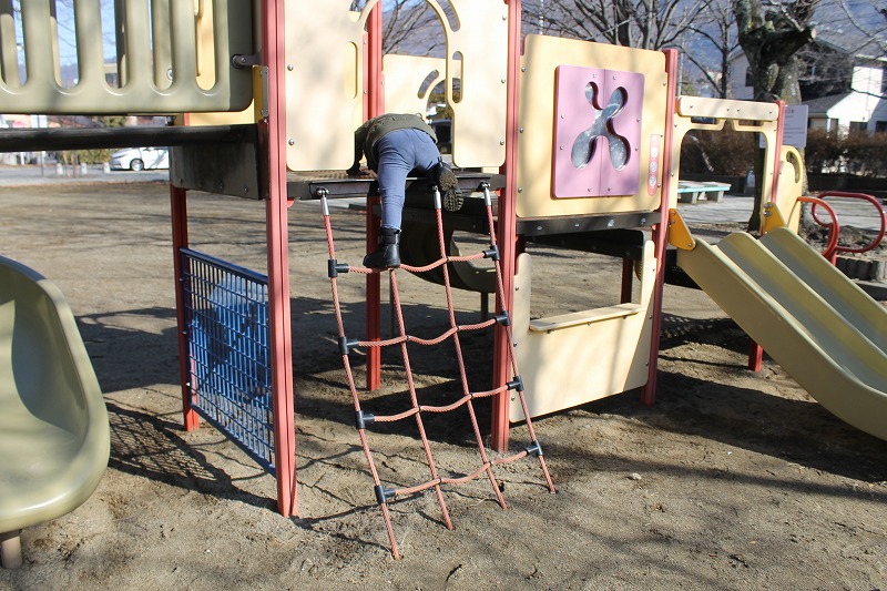上山田中央公園の複合遊具で遊ぶ子ども