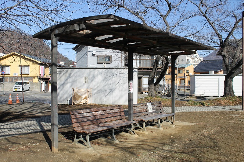 上山田中央公園の屋根付きのベンチ