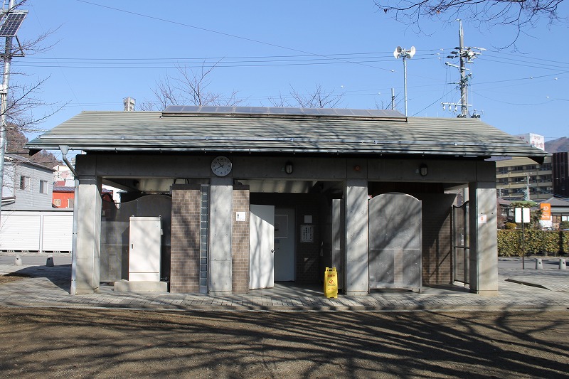 上山田中央公園のトイレ棟外観