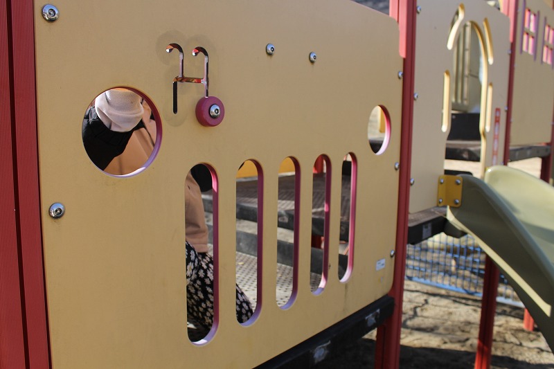 上山田中央公園の複合遊具で遊ぶ子どもたち