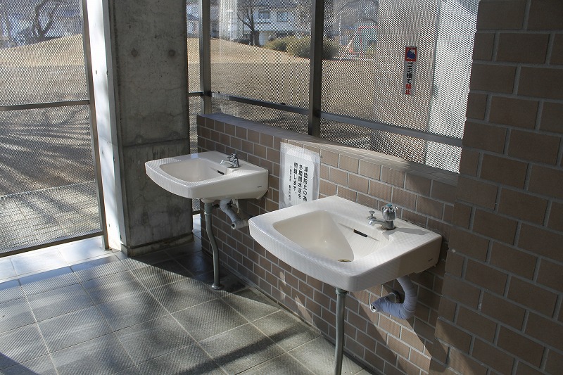 上山田中央公園のトイレ棟にある手洗い場