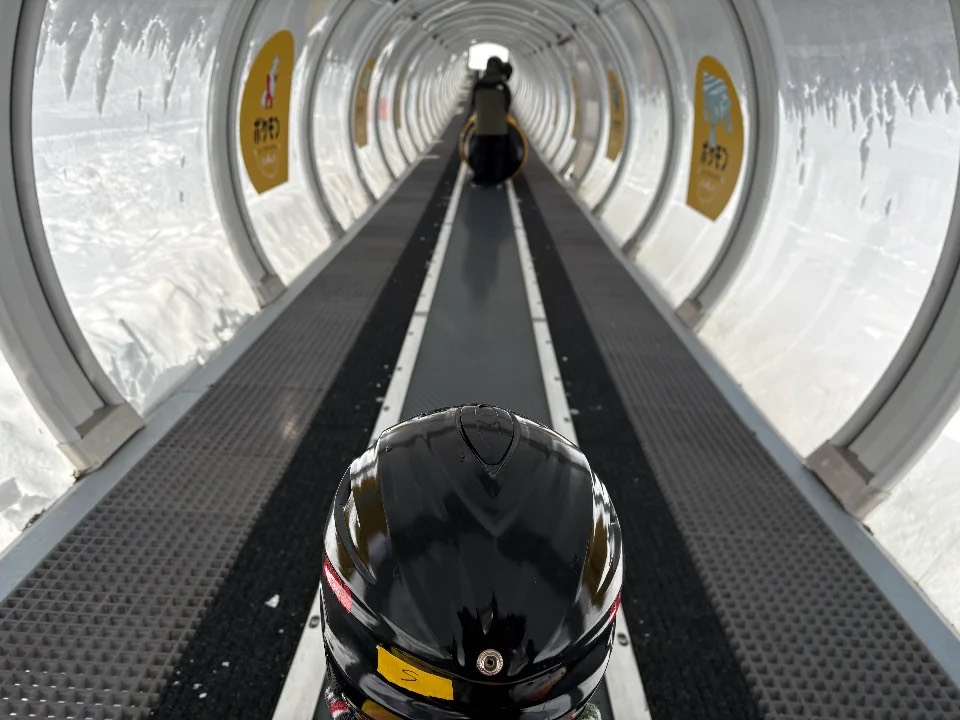 ポケモンスノーアドベンチャーで屋根付きの動く歩道でチュービングに向かう所