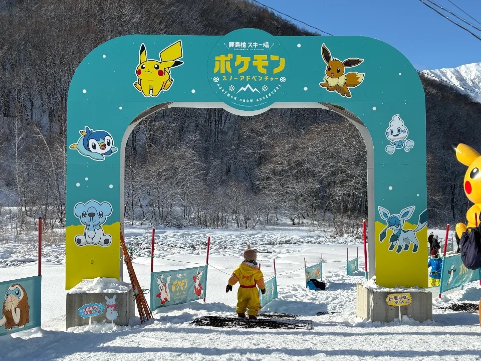 ポケモンスノーアドベンチャーのゲートを通る子ども