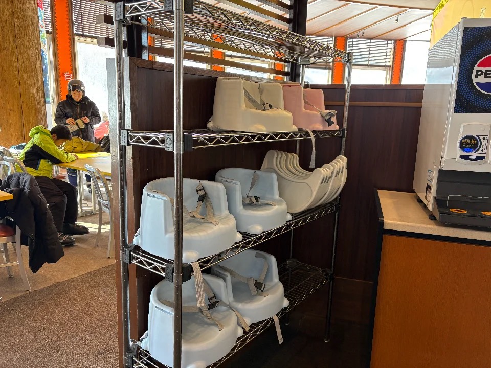 鹿島槍スキー場ファミリーパークのレストランの子ども椅子