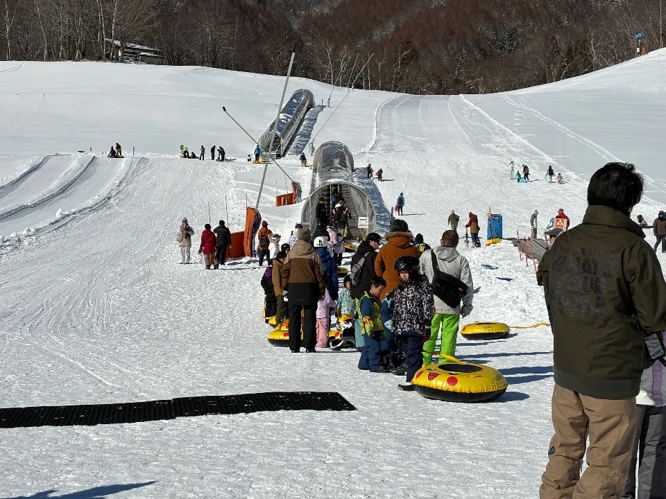 ポケモンスノーアドベンチャーのスノーチュービングを待つ列