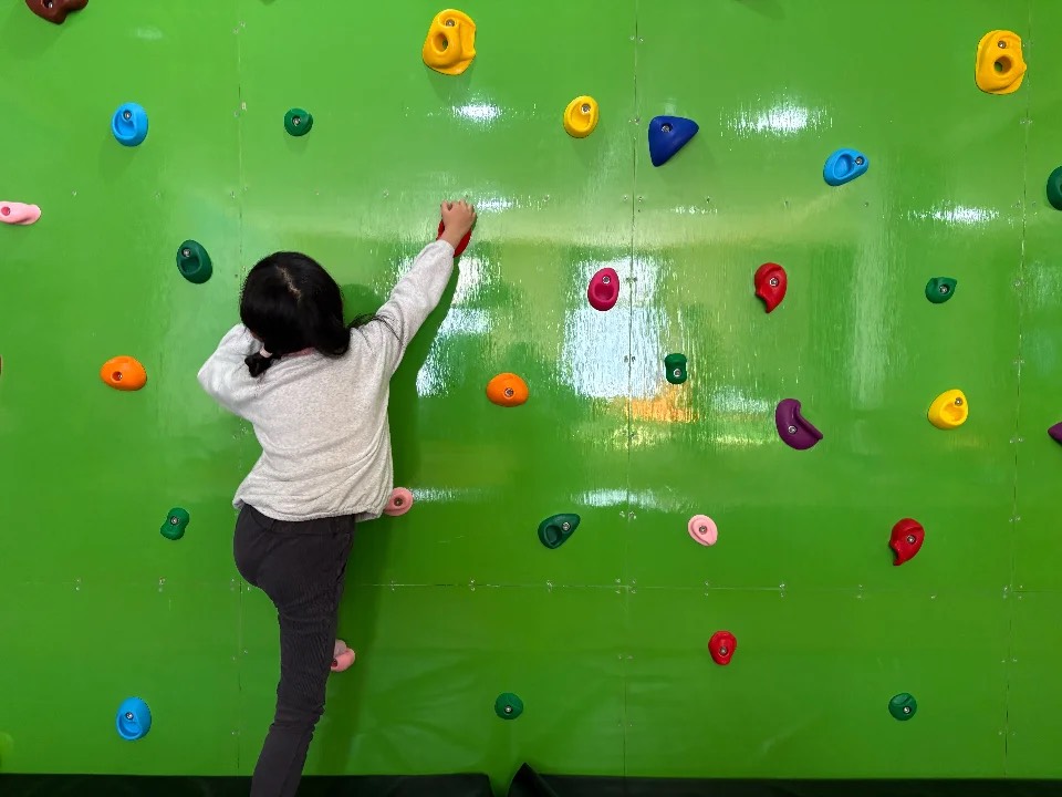 鹿島槍スキー場ファミリーパークの屋内キッズスペースの様子