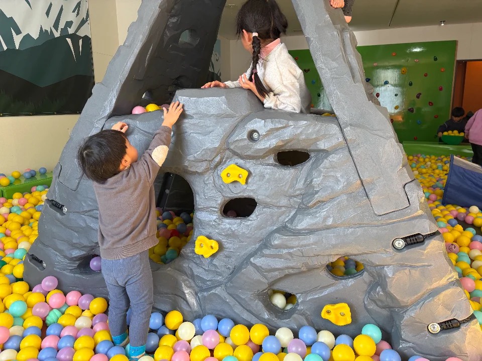 鹿島槍スキー場ファミリーパークの屋内キッズスペースの様子