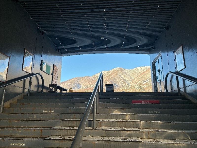 いいづなリゾートスキー場のゲレンデに出る階段