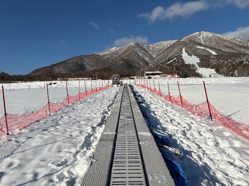 いいづなリゾートスキー場のキッズパークの動く歩道