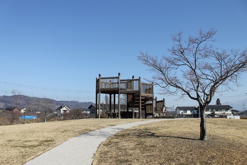 赤沼公園の展望台と芝生の広場