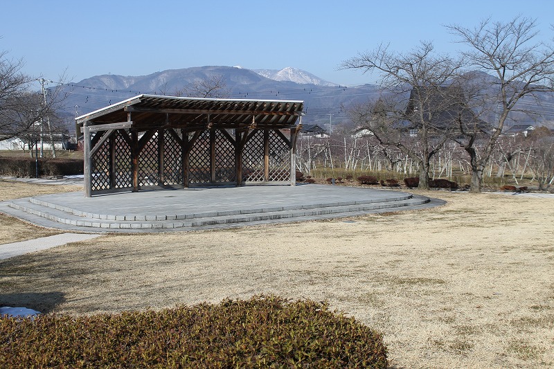 赤沼公園のステージ