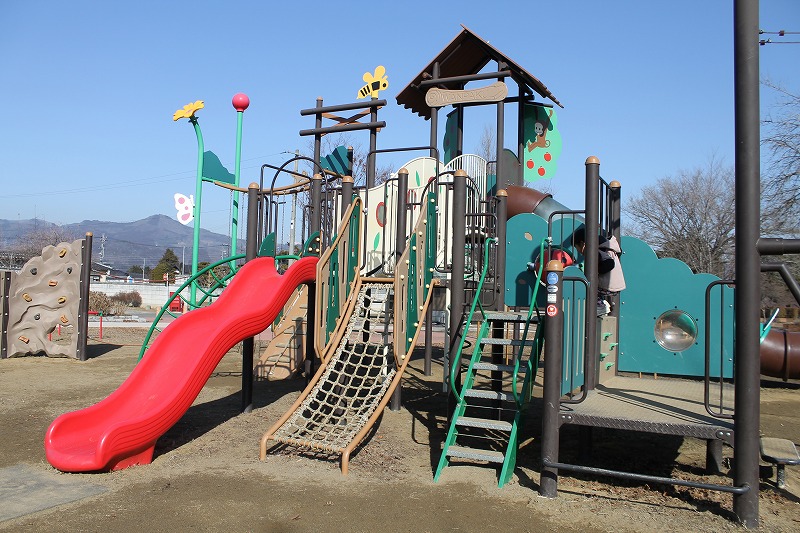 赤沼公園の大型複合遊具の様子